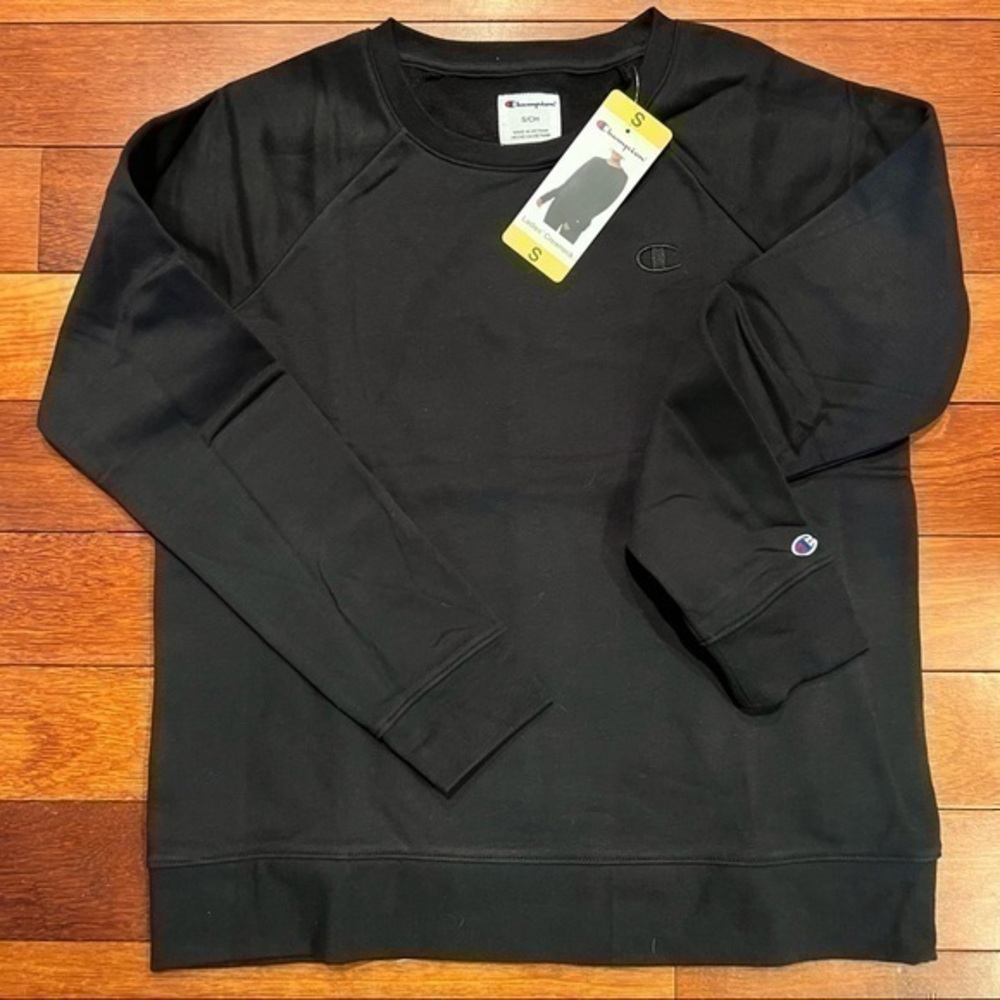 💚 Champion women’s black crew neck sweatshirt size small new with tags!